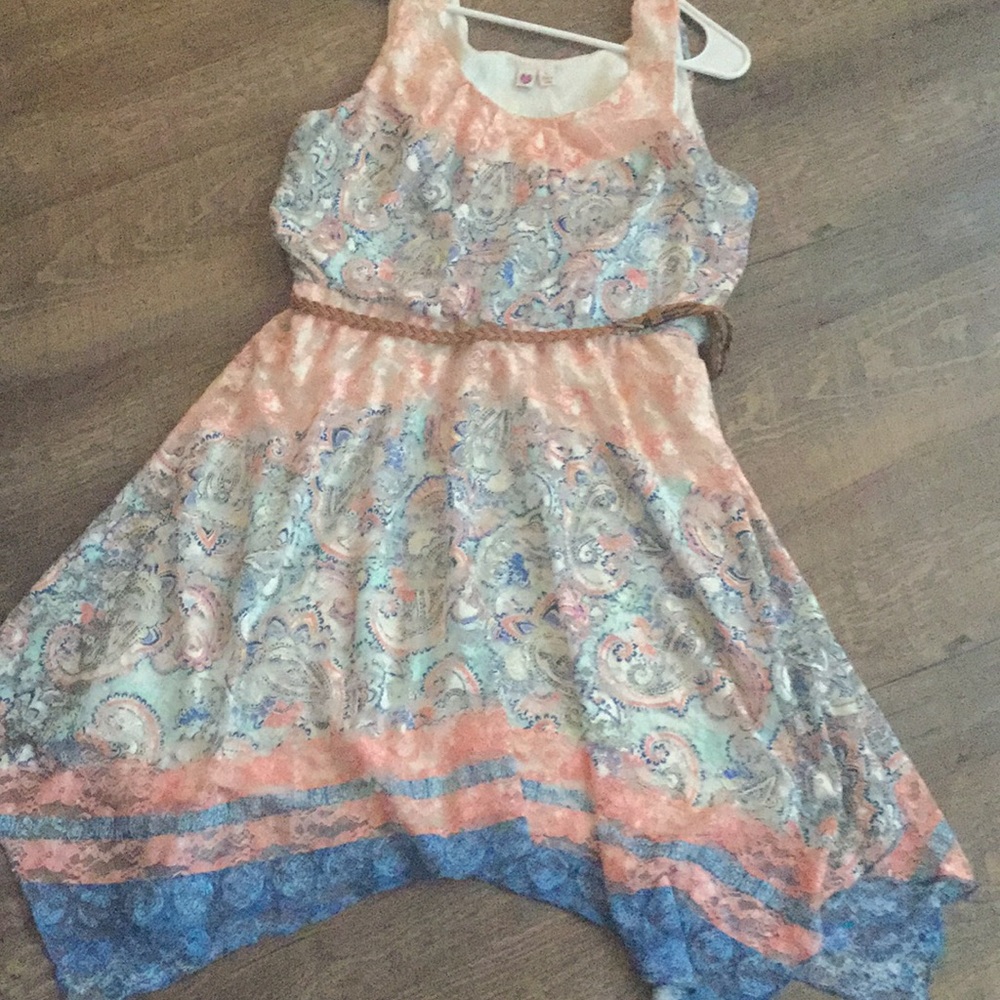 Sleeveless,belted tunic